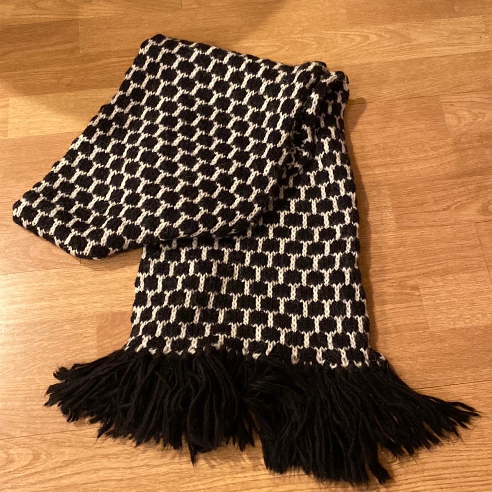 Echo brand new Alpaca and acrylic fringed scarf